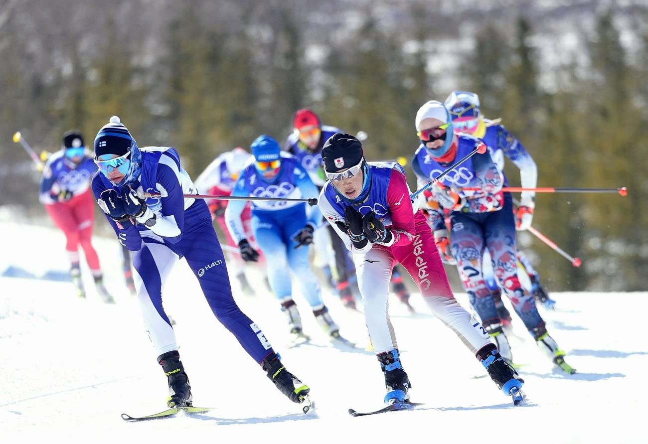 スキー距離女子30キロフリー　力走する石田正子（手前右）（共同）