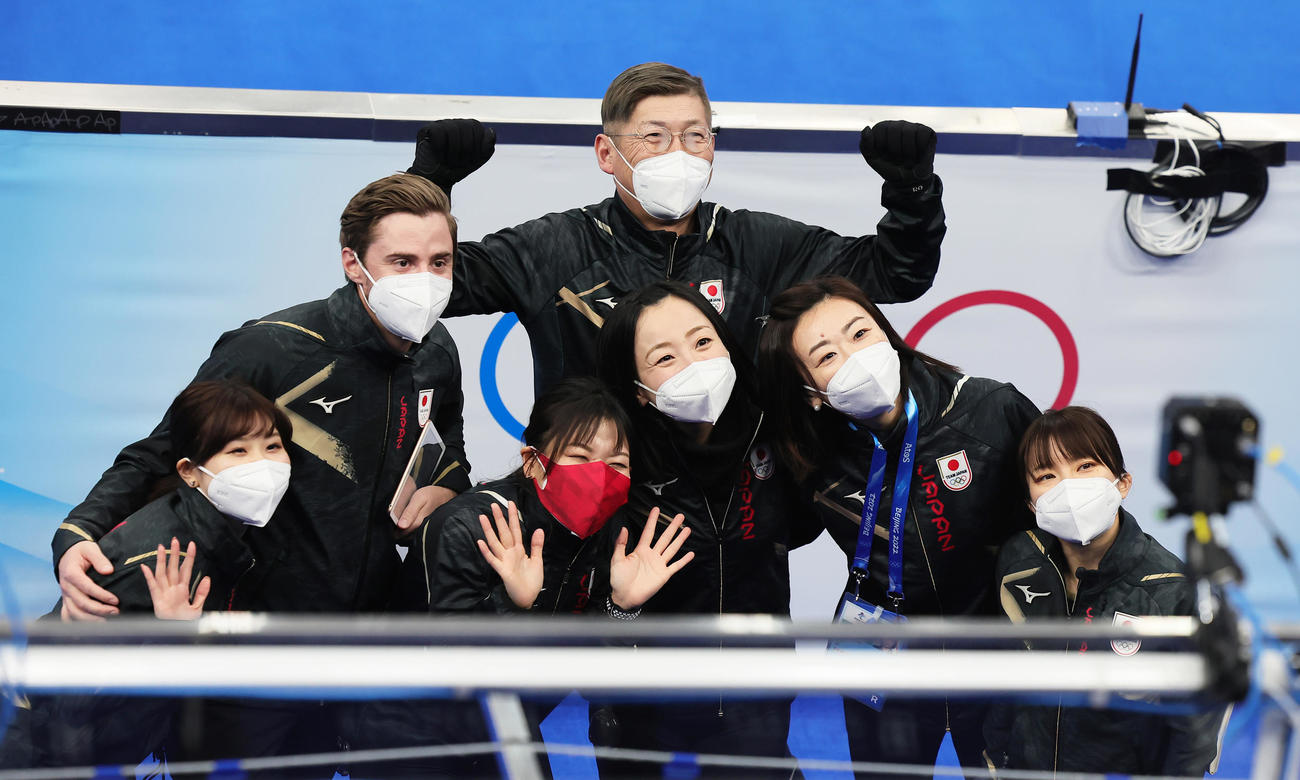 練習前に記念撮影を楽しむカーリング日本代表。手前左から吉田夕、吉田知、藤沢、石崎、鈴木（撮影・足立雅史）