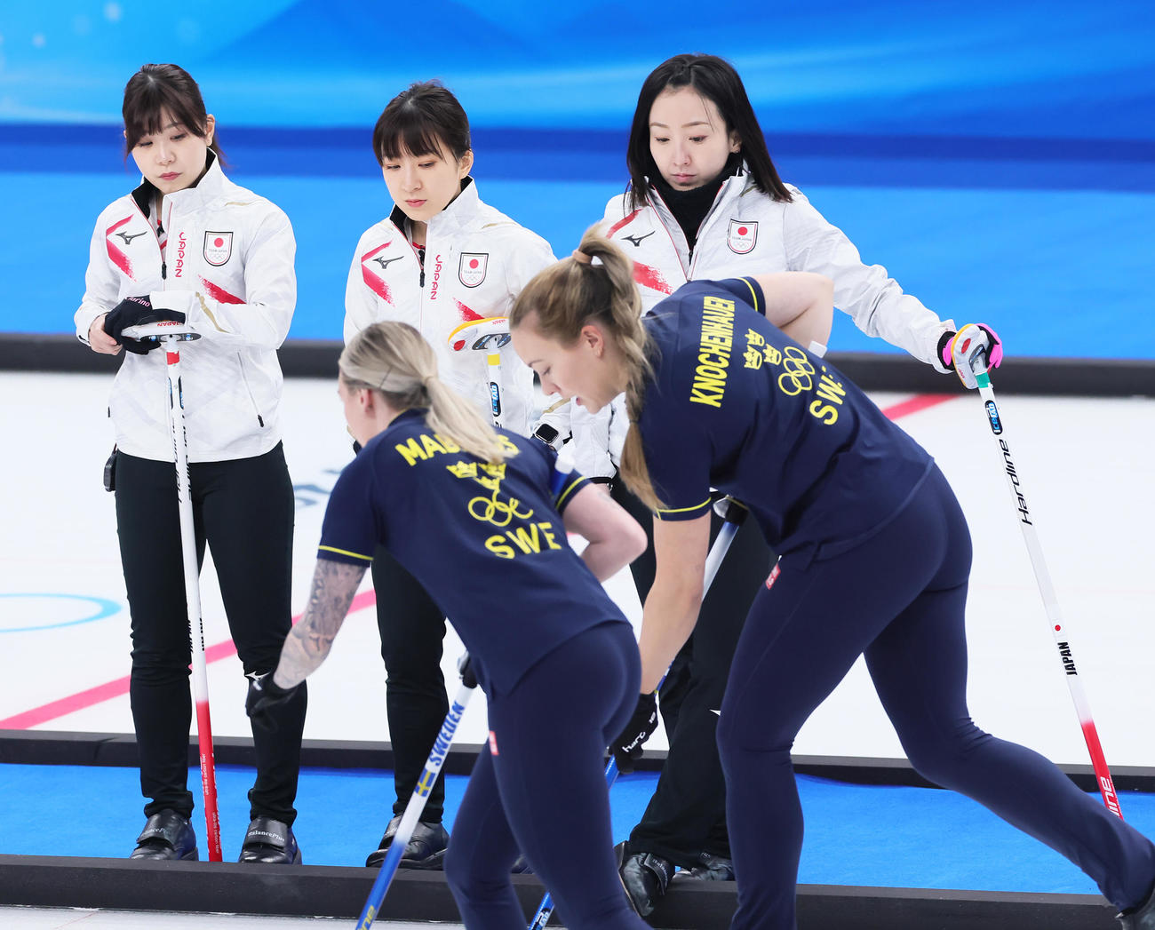 日本対スウェーデン　スウェーデンの攻撃を見つめる、左から吉田夕、鈴木、藤沢（撮影・足立雅史）