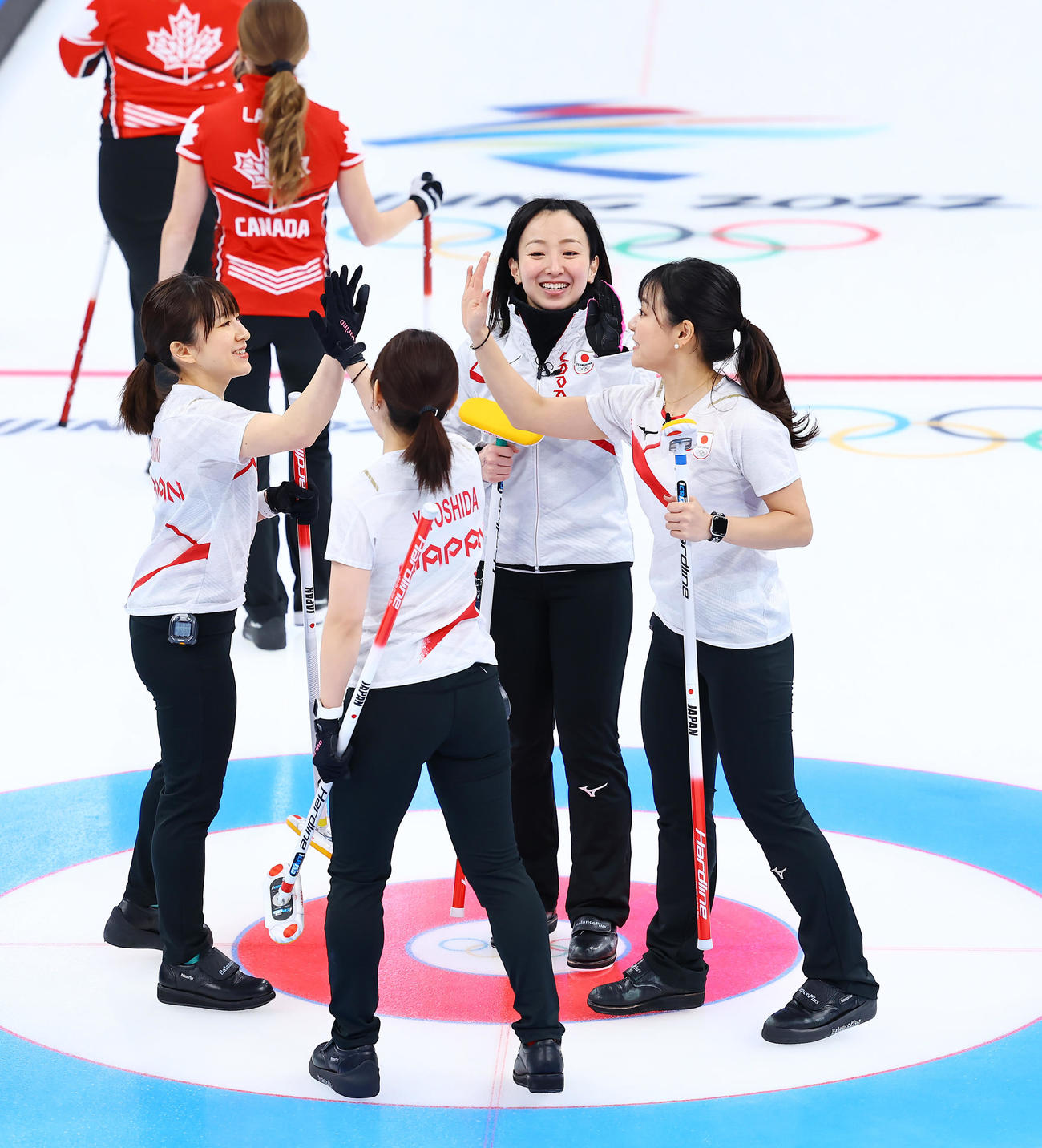 日本対カナダ　第3エンド、得点を奪いタッチを交わす、上から時計回りに藤沢、吉田知、吉田夕、鈴木（撮影・垰建太）
