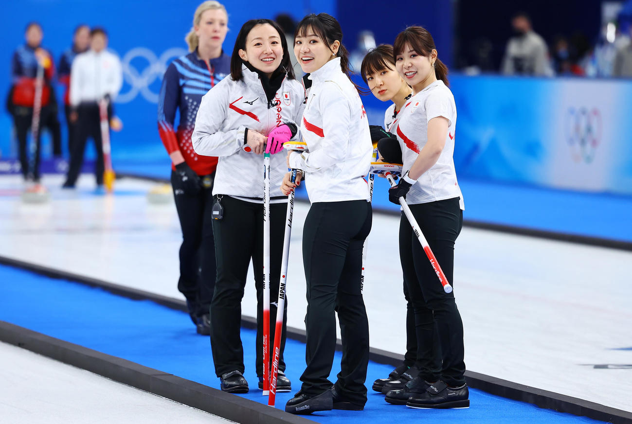 日本対カナダ　第1エンド、先制し笑顔を見せる、左から藤沢、吉田知、鈴木、吉田夕（撮影・垰建太）