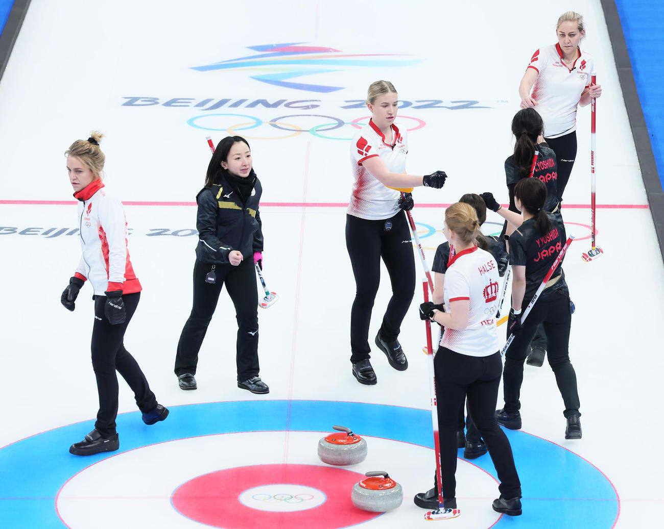 日本対デンマーク　勝利しタッチを交わす藤沢五月（左から2人目）ら。左端はがっくりと引き揚げるデンマークのマドレーヌ・デュポン（撮影・足立雅史）