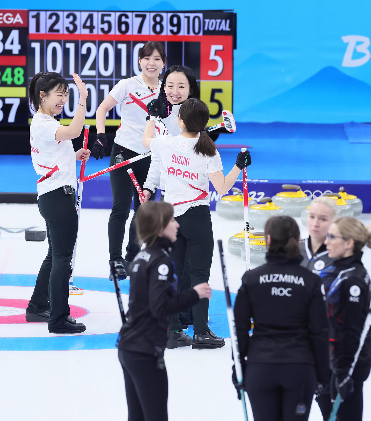 日本対ROC　第7エンド、同点に追いつき笑顔を見せる、左から吉田知、吉田夕、藤沢（撮影・足立雅史）
