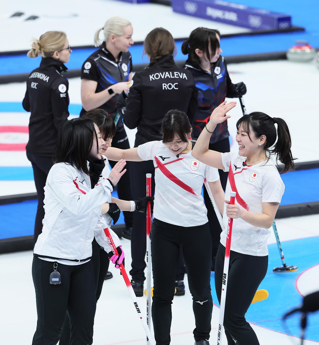 12日ROCに勝利し喜ぶ、手前左から藤沢、鈴木、吉田夕、吉田知（撮影・足立雅史）