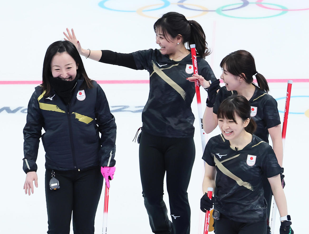 日本対デンマーク　逆転勝利に笑顔の、左から時計回りに藤沢、吉田知、吉田夕、鈴木（撮影・足立雅史）