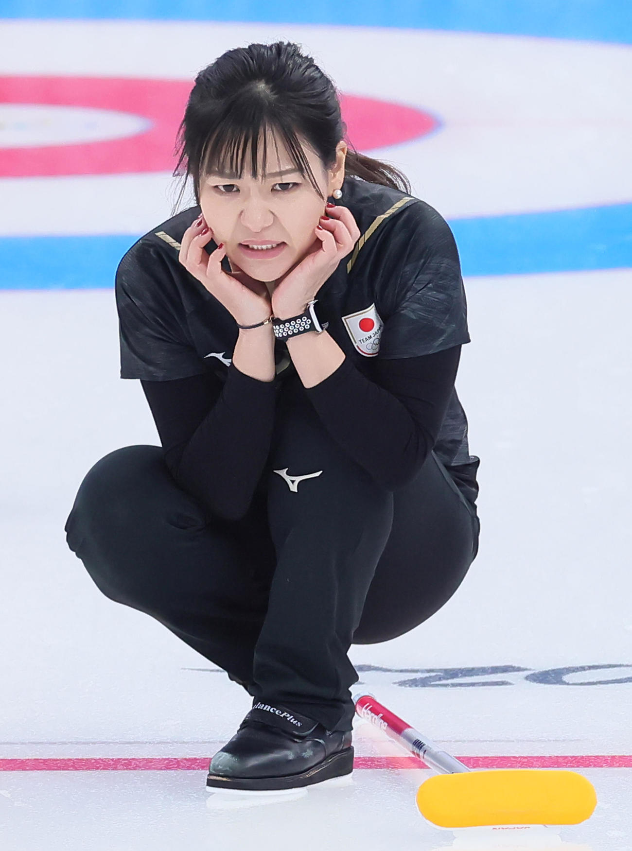 日本対デンマーク　第8エンド、ショットに浮かない表情を見せる吉田知（撮影・足立雅史）