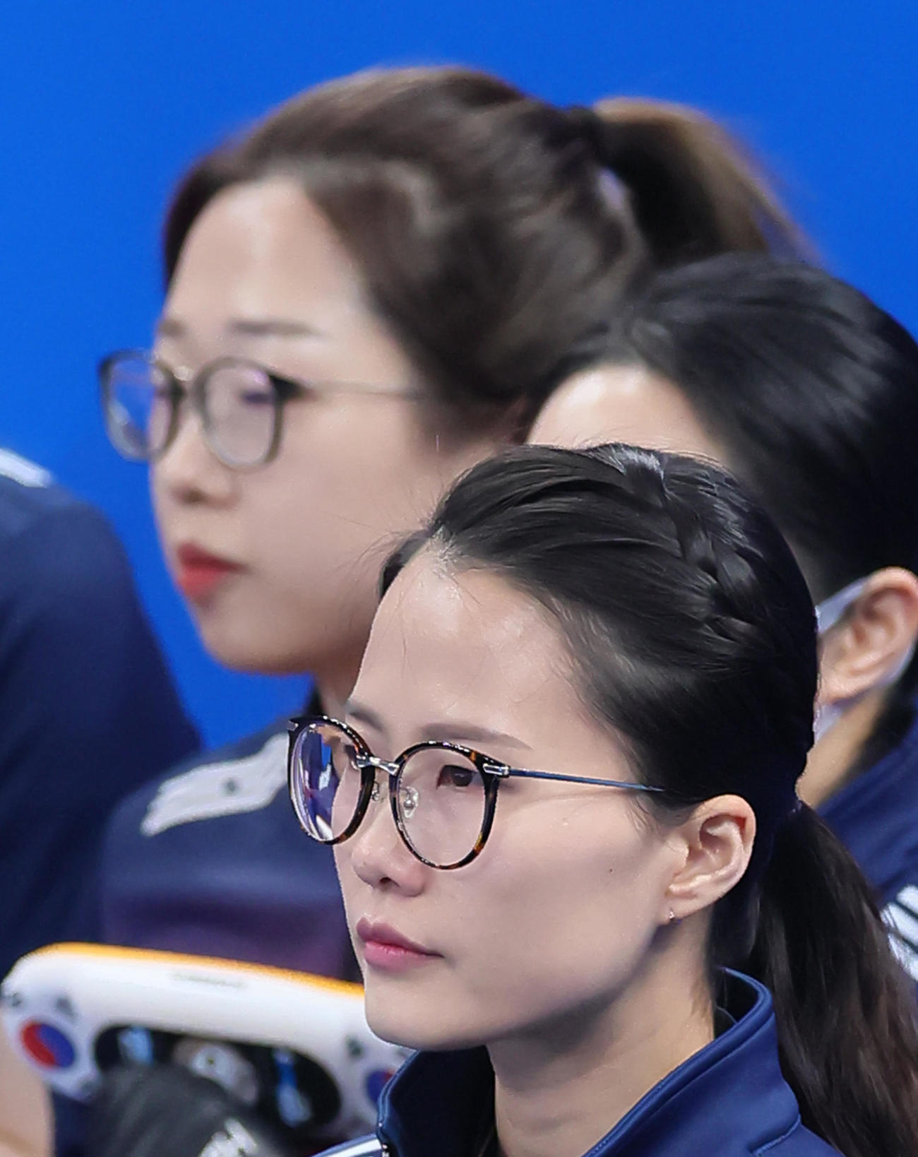 韓国の「メガネ先輩」金ウンジョン（手前）