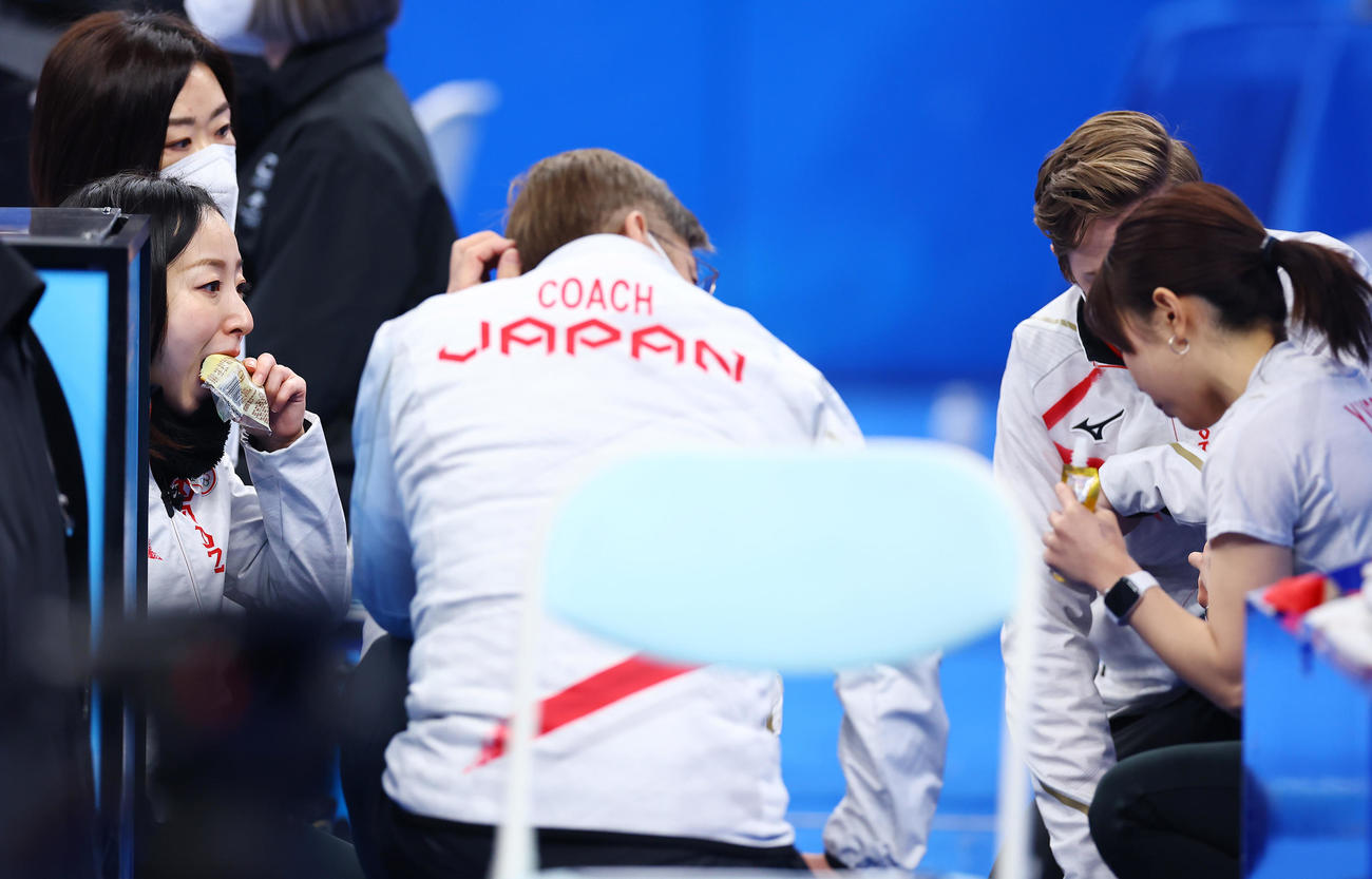 日本対中国　ハーフタイムに軽食をとる藤沢（左）らロコ・ソラーレの選手たち（撮影・垰建太）