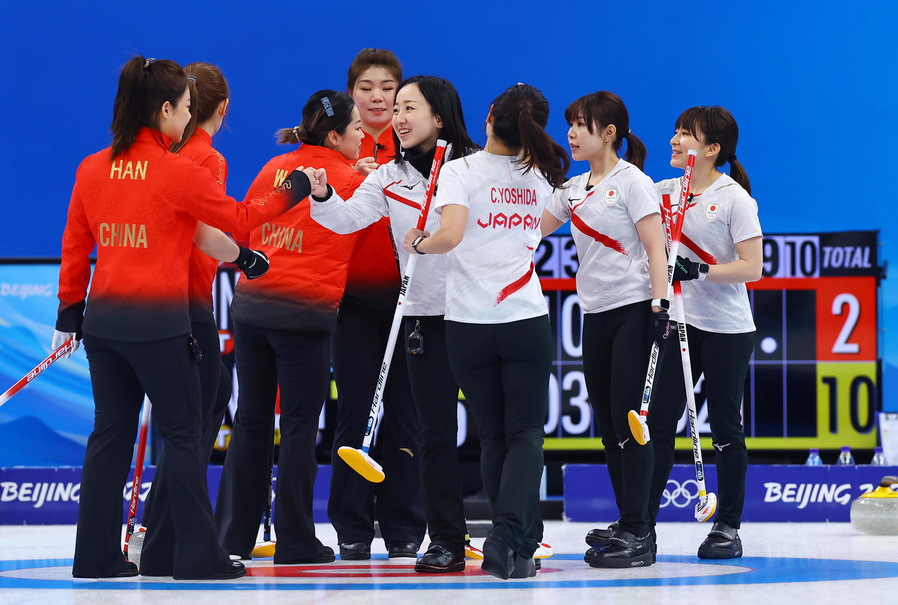 日本対中国　中国に勝利し健闘たたえ合うロコ・ソラーレの選手たち（右）（撮影・垰建太）