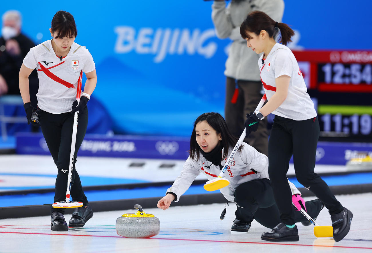 日本対中国　ストーンを投じる藤沢五月（中央）（撮影・垰建太）