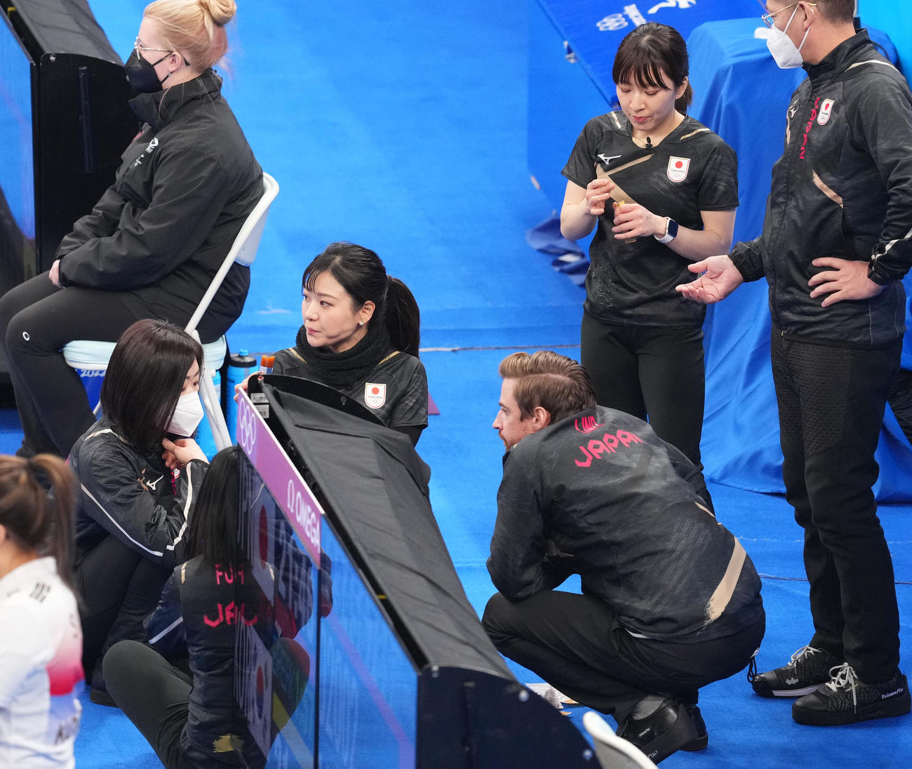試合の合間に栄養補給をするロコ・ソラーレの選手たち（撮影・菅敏）