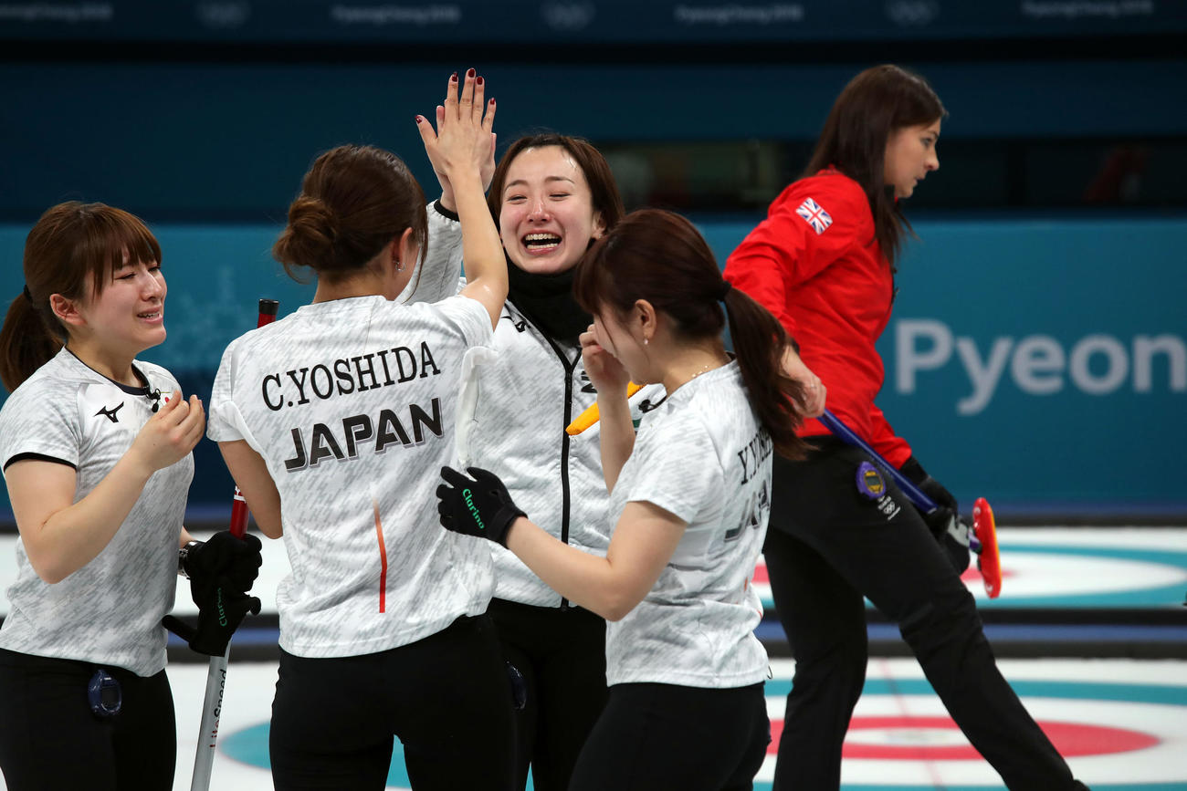 平昌五輪　2018年2月24日　英国を下して銅メダルが決まり喜び合う藤沢五月（中央）ら。右後方は英国スキップのミュアヘッド（撮影・PNP）