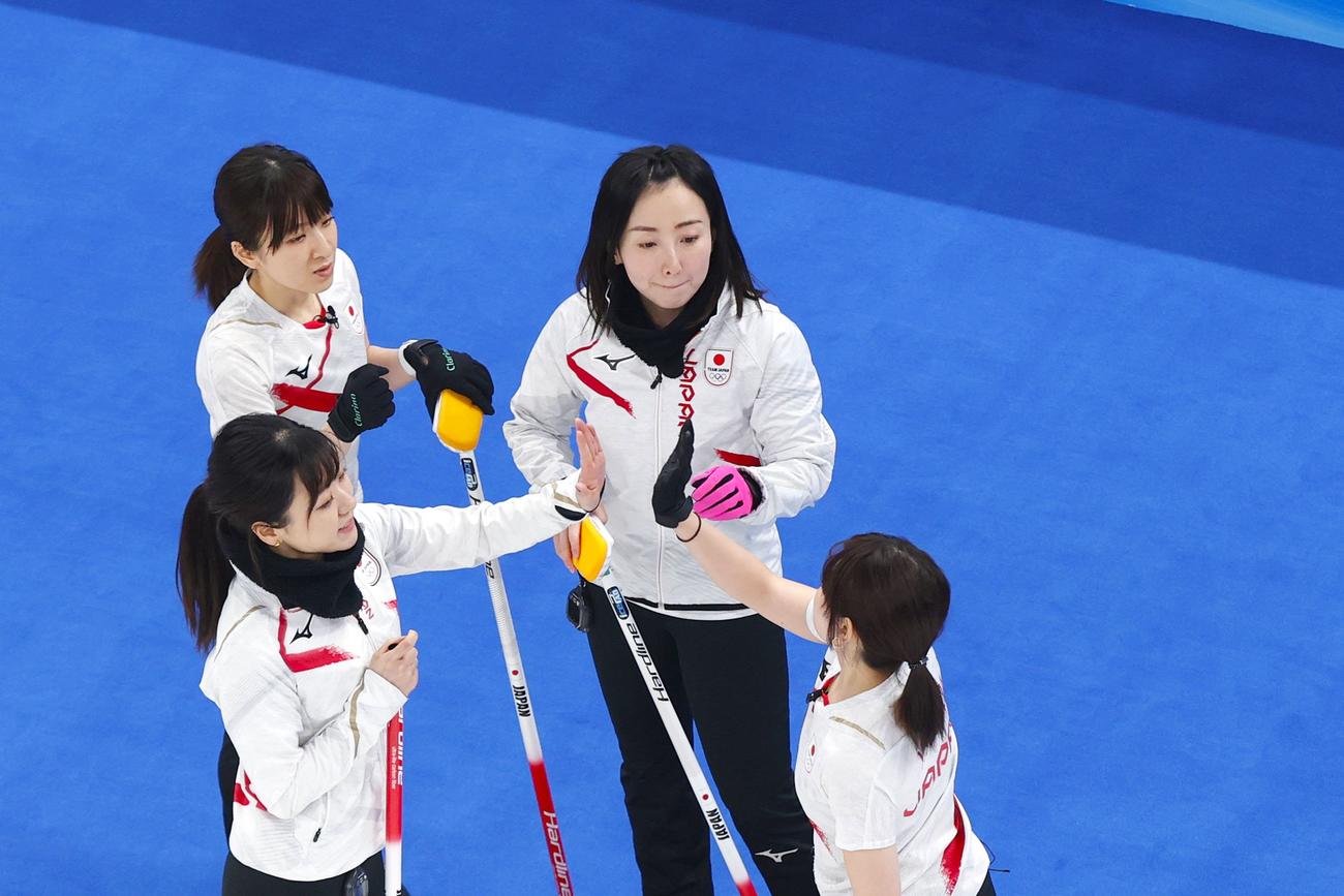 日本―英国　第6エンドに得点を奪い、タッチを交わす（左上から時計回りに）鈴木、藤沢、吉田夕、吉田知（共同）