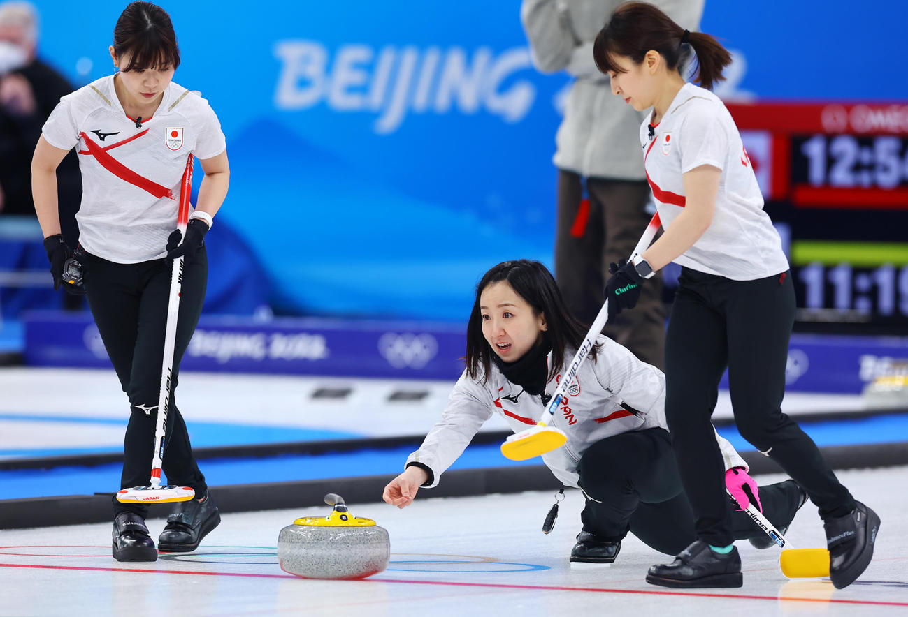 ストーンを投じる藤沢五月（中央）（2022年2月13日撮影）