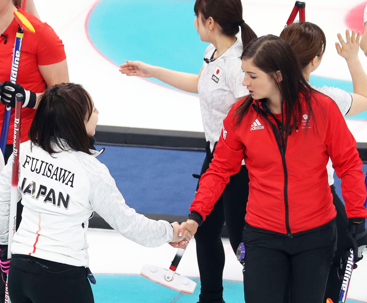 握手を交わすロコ・ソラーレ藤沢五月（左）と英国のイブ・ミュアヘッド（2018年2月撮影）