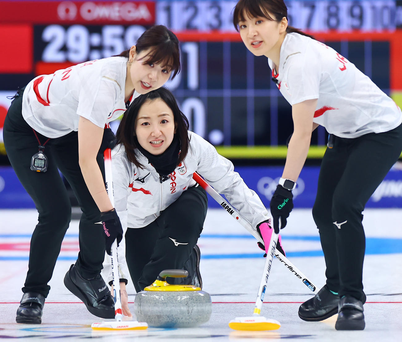 ストーンを投じる藤沢五月（2022年2月13日撮影）