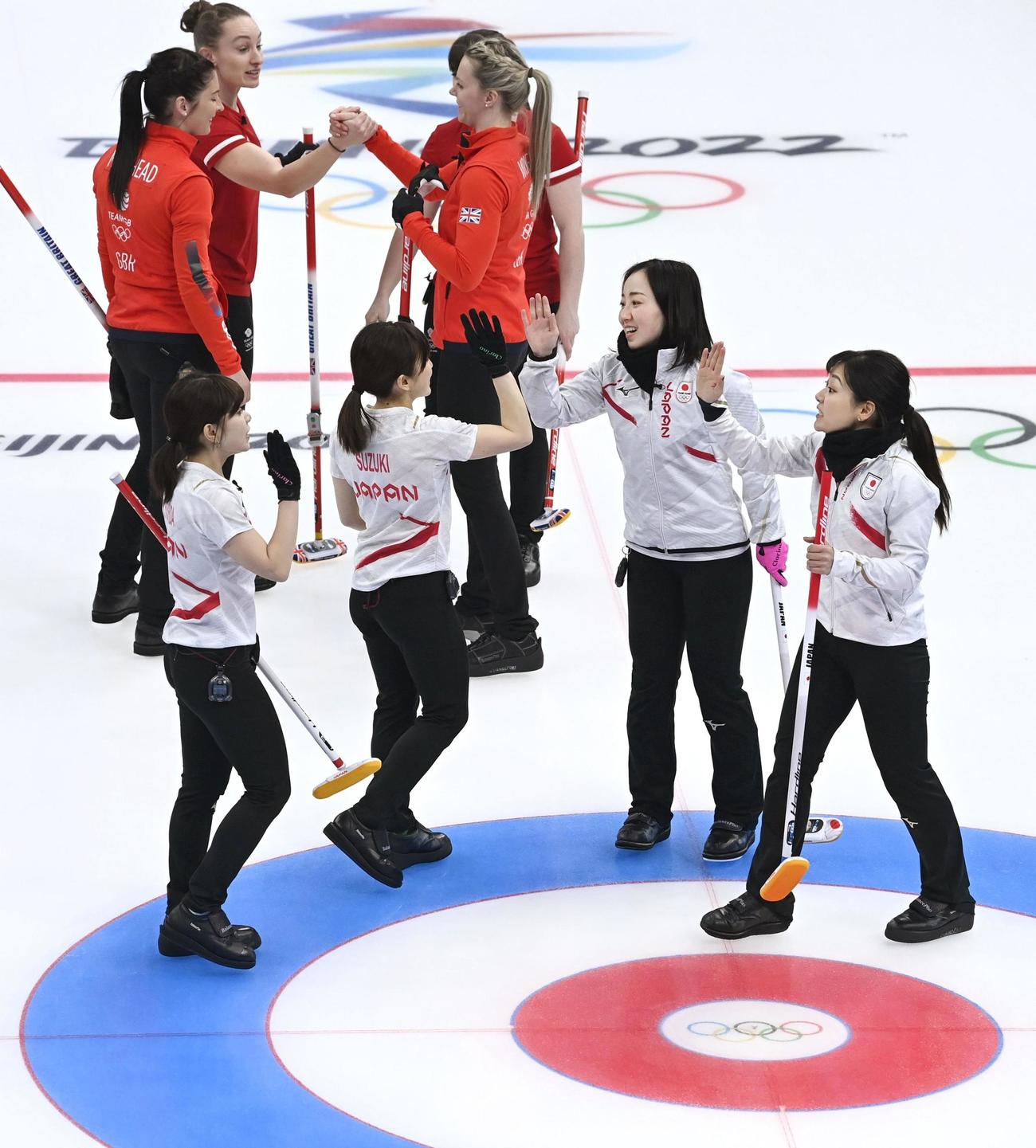 英国（奥）に敗れた日本。左から吉田夕、鈴木、藤沢、吉田知（共同）