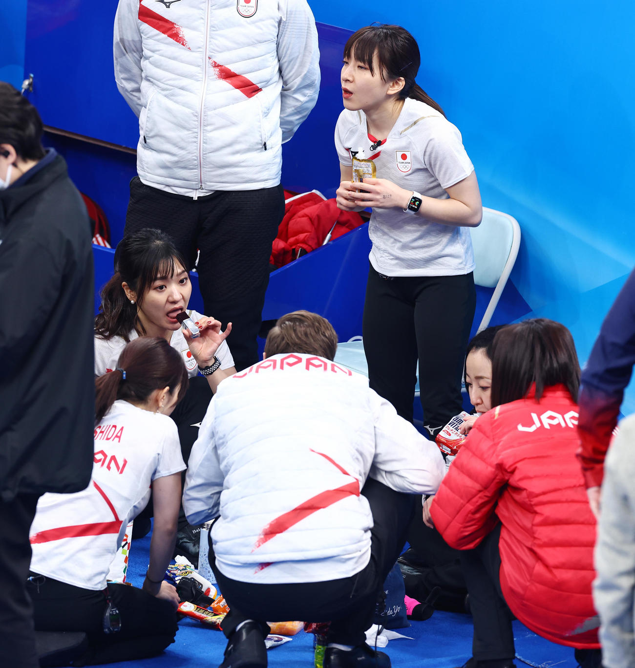 日本対カナダ　ハーフタイム、休憩しながら話し合う吉田知（左）らロコ・ソラーレの選手たち（撮影・垰建太）