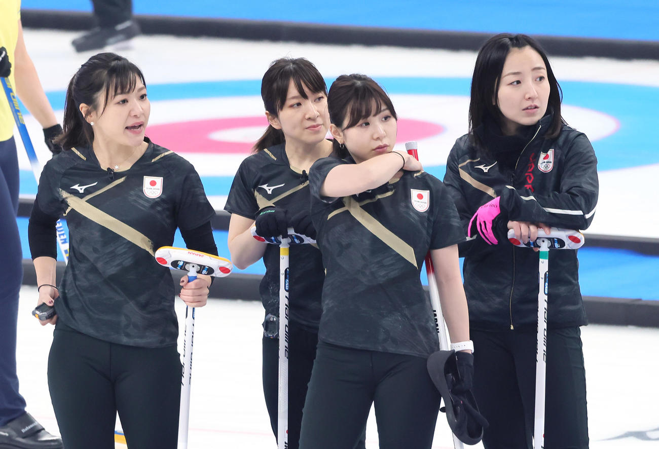日本対米国第7エンド、4点を失い同点とされ厳しい表情を見せる、左から吉田知、鈴木、吉田夕、藤沢