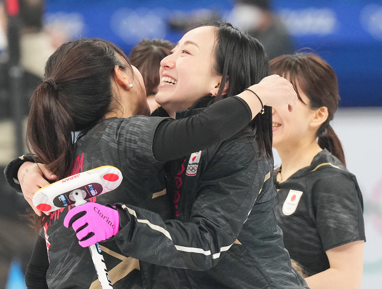 カーリング女子１次リーグで米国に勝利し、喜ぶ藤沢五月ら日本のロコ・ソラーレの選手たち（撮影・菅敏）