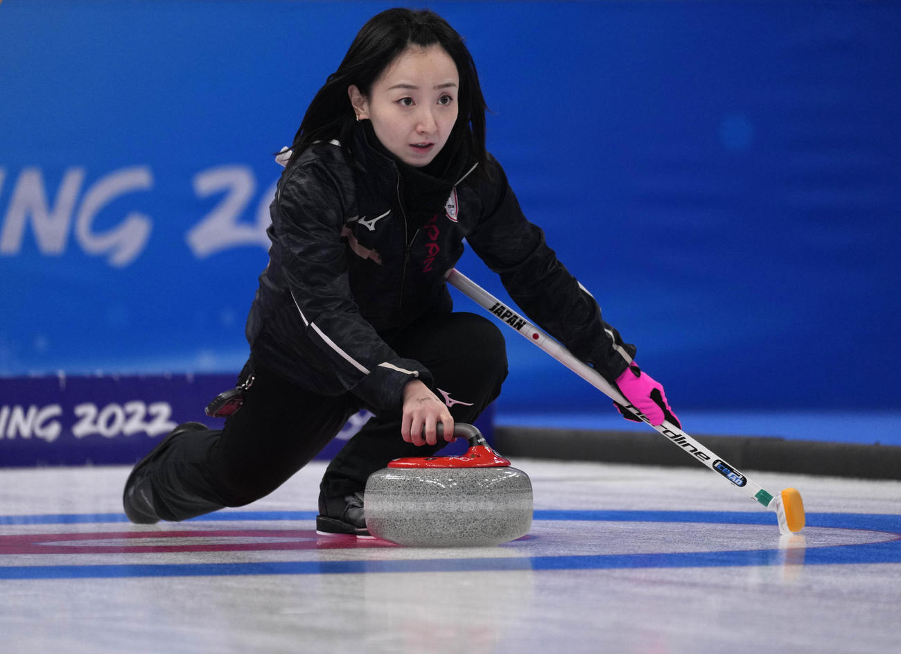 「麻里ちゃん」と書かれた藤沢五月の右手（AP）
