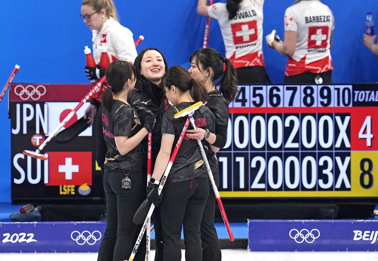 女子1次リーグ最終戦でスイスに敗れ、抱き合う、左から吉田夕、藤沢、鈴木、吉田知（共同）