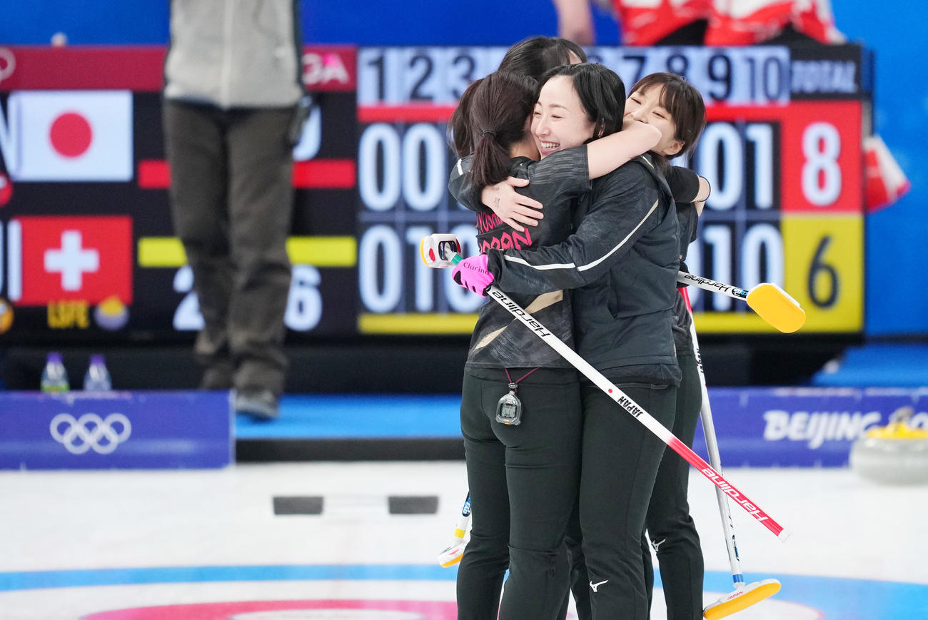 決勝に進出し、銀メダル以上が確定して喜ぶロコ・ソラーレの選手たち（撮影・菅敏）