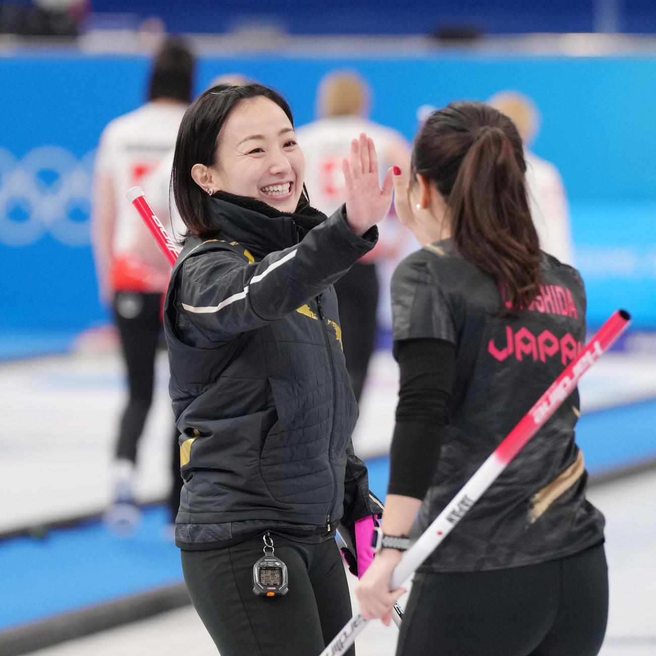 日本対スイス　第5エンド、得点を決め喜ぶ藤沢（撮影・菅敏）