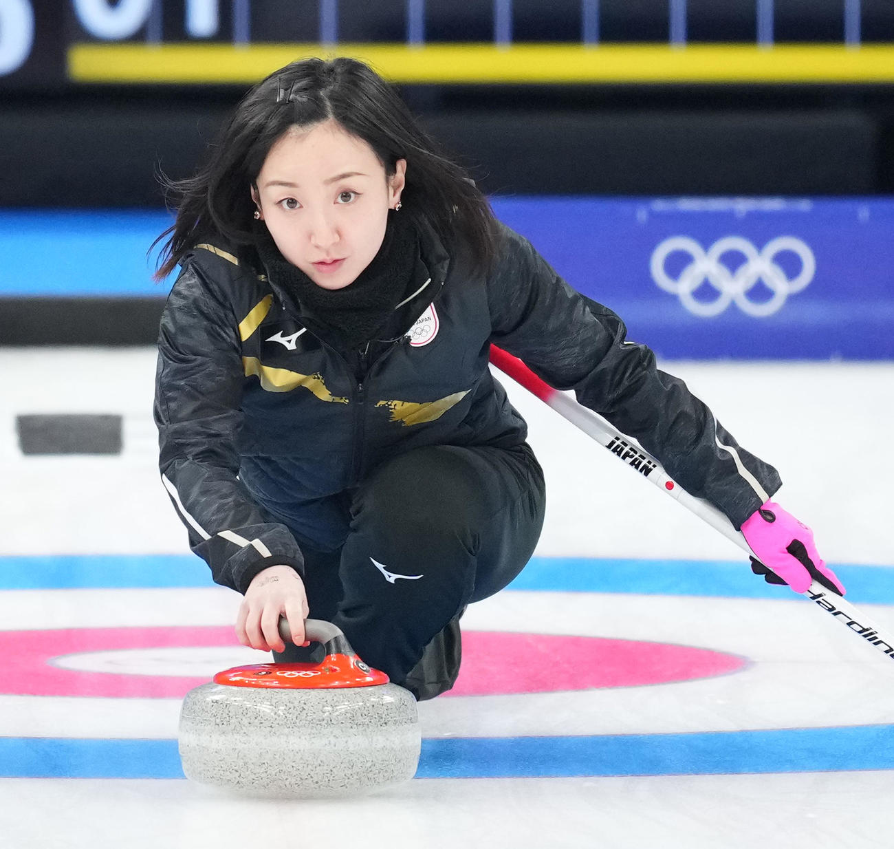 カーリング、日本対スイス　第3エンド、ショットを放つ藤沢（撮影・菅敏）
