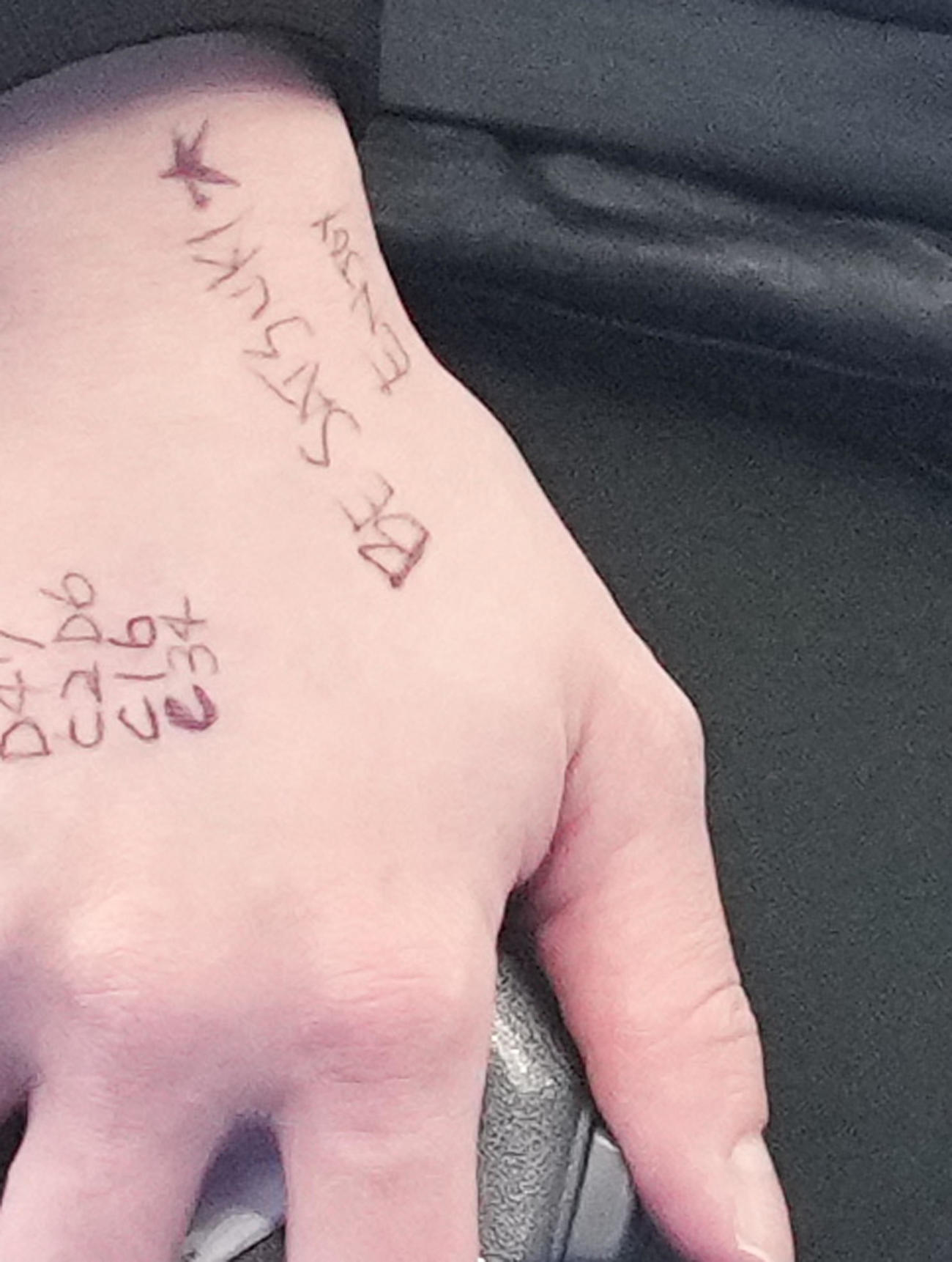 18日、日本対スイス　藤沢五月の手に書かれている「BE SATSUKI ENJOY」の文字