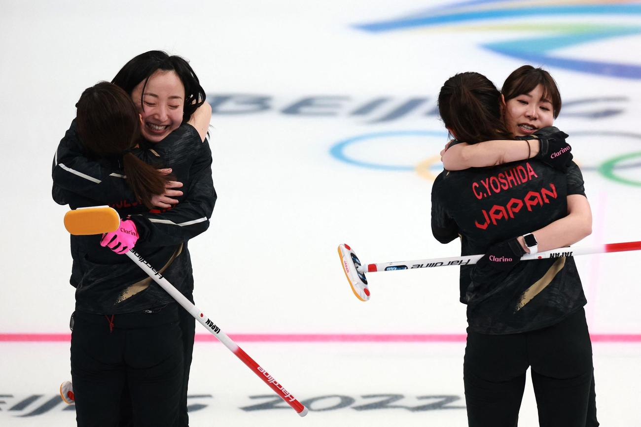 スイスに勝って決勝進出を決めて抱き合う藤沢五月（左）ら（ロイター）