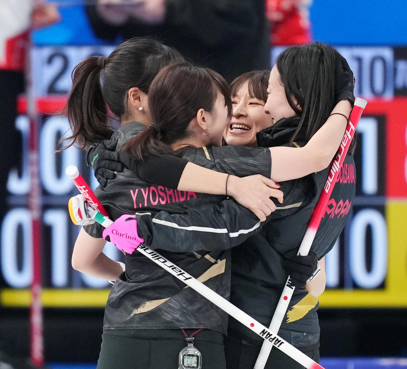 スイスに勝利し喜ぶロコ・ソラーレの選手たち（撮影・菅敏）
