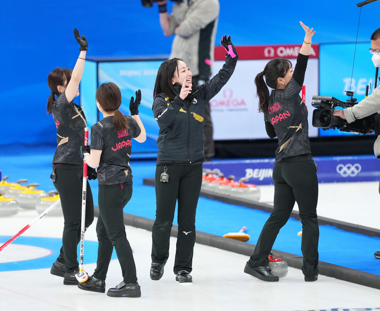 スイスに勝利し、スタンドに手を振るロコ・ソラーレの選手たち（撮影・菅敏）