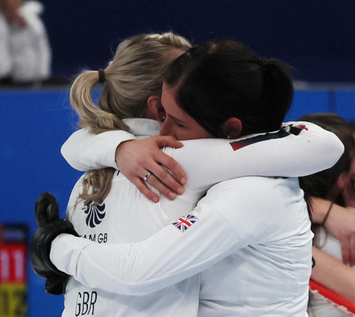 準決勝でスウェーデンに勝利し、チームメイトと抱き合って喜ぶ英国スキップのミュアヘッド（右）（ロイター）