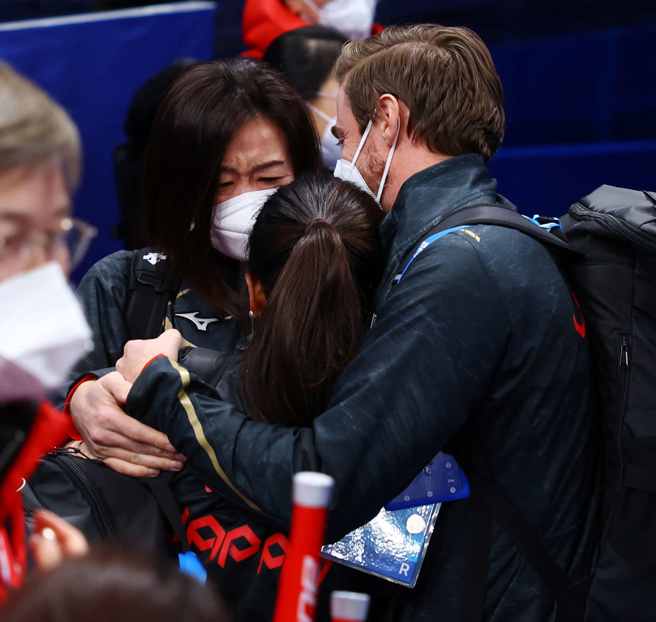 スイスに勝利したロコ・ソラーレの選手たちを歓喜の表情で出迎える石崎（左）（撮影・垰建太）