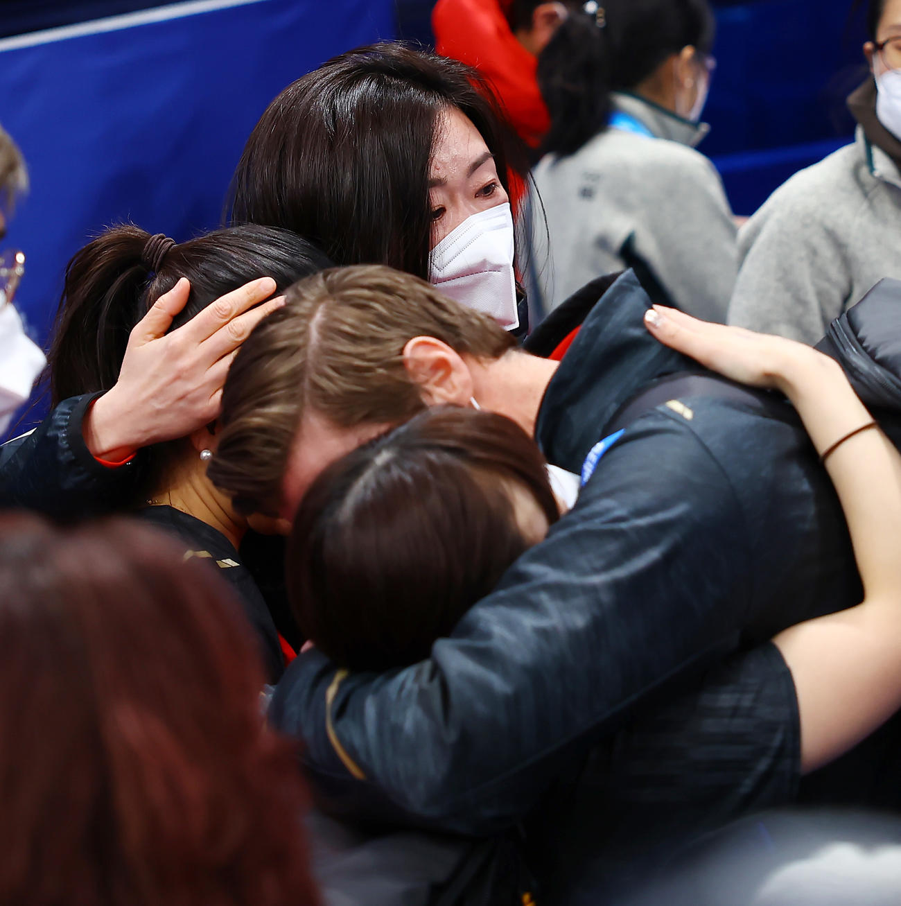 日本対スイス　スイスに勝利したロコ・ソラーレの選手たちを歓喜の表情で出迎える石崎（中央）（撮影・垰建太）