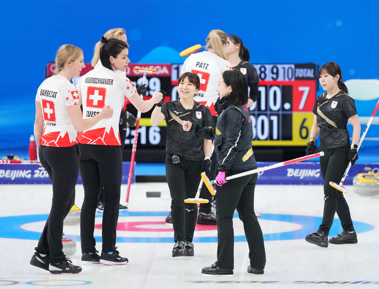 試合後、スイスと健闘をたたえ合うロコ・ソラーレの選手たち（撮影・菅敏）