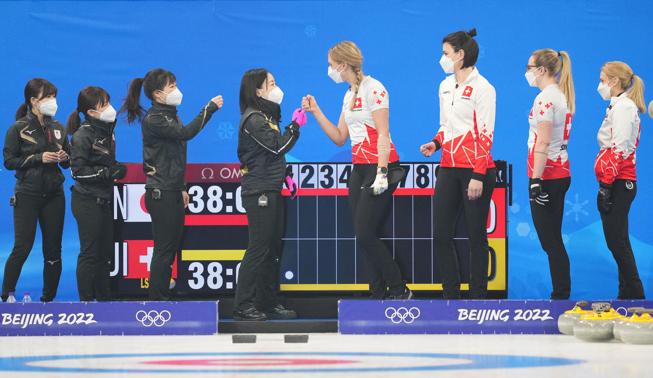 日本対スイス　試合前、タッチをするロコ・ソラーレ（撮影・菅敏）