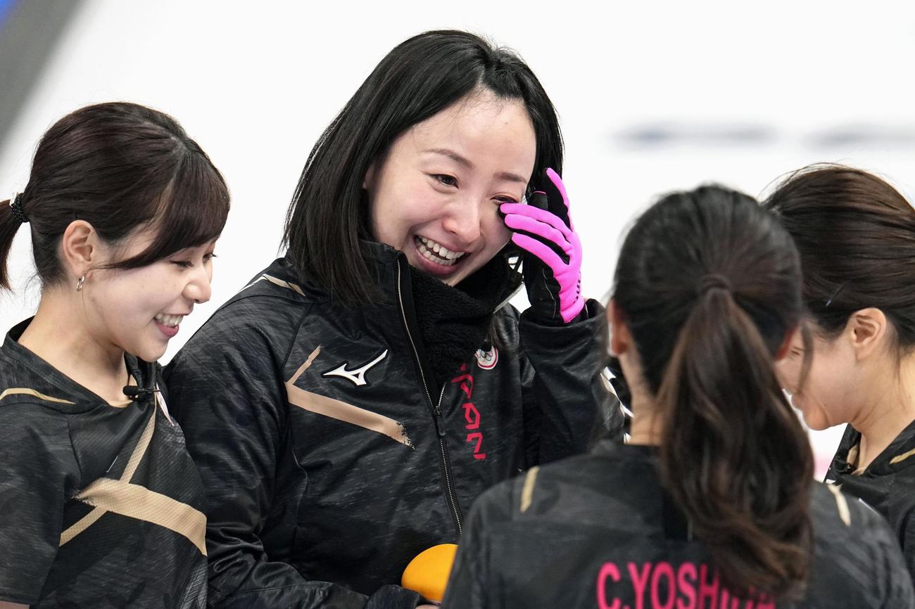 日本対スイス　第7エンド、得点を喜ぶ、左から吉田夕梨花、藤沢五月（共同）