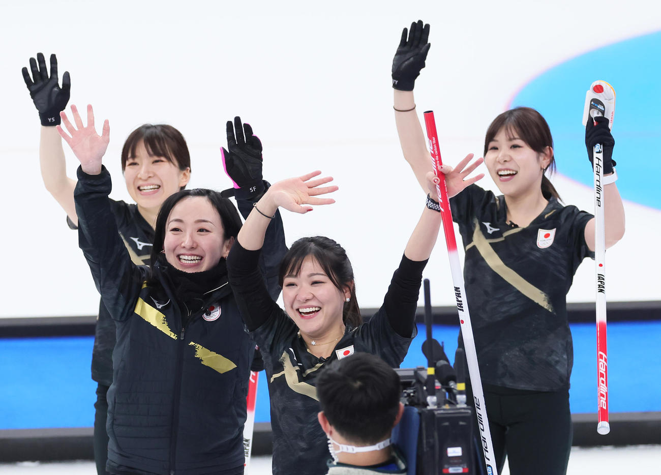 日本対スイス　決勝進出が決まり笑顔の、左から鈴木、藤沢、吉田知、吉田夕（撮影・足立雅史）