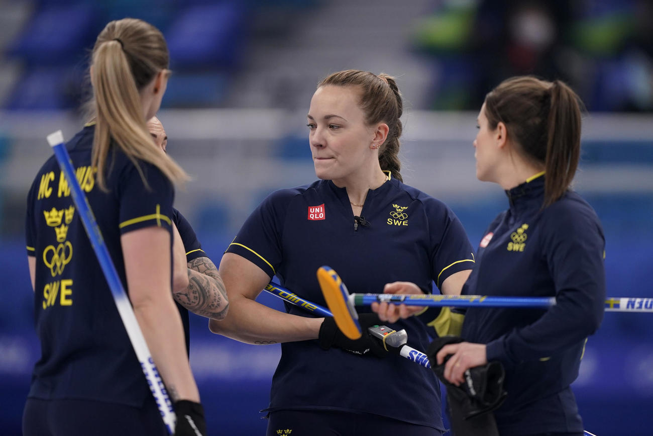 話し合うスウェーデンの選手たち（AP）