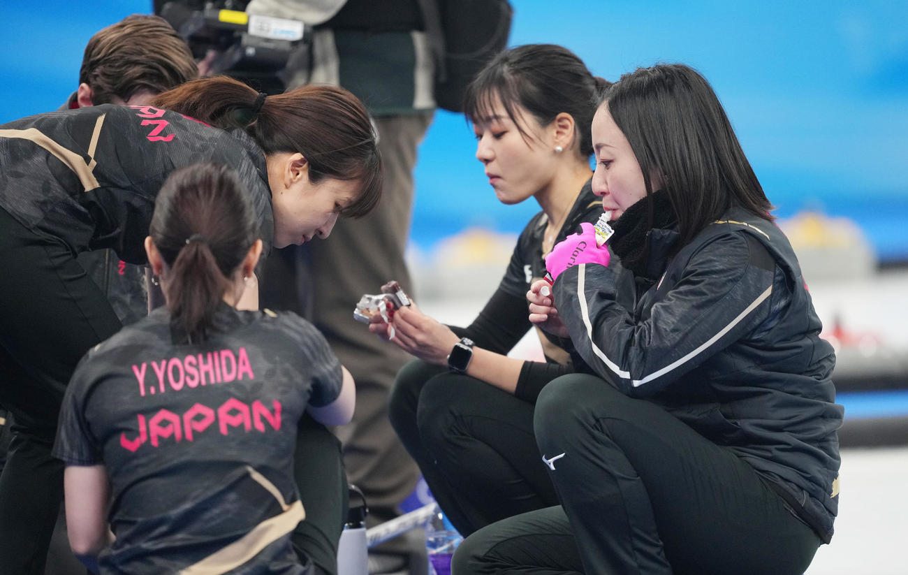 日本対英国　ハーフタイムに栄養補給をするロコ・ソラーレの選手たち（撮影・菅敏）