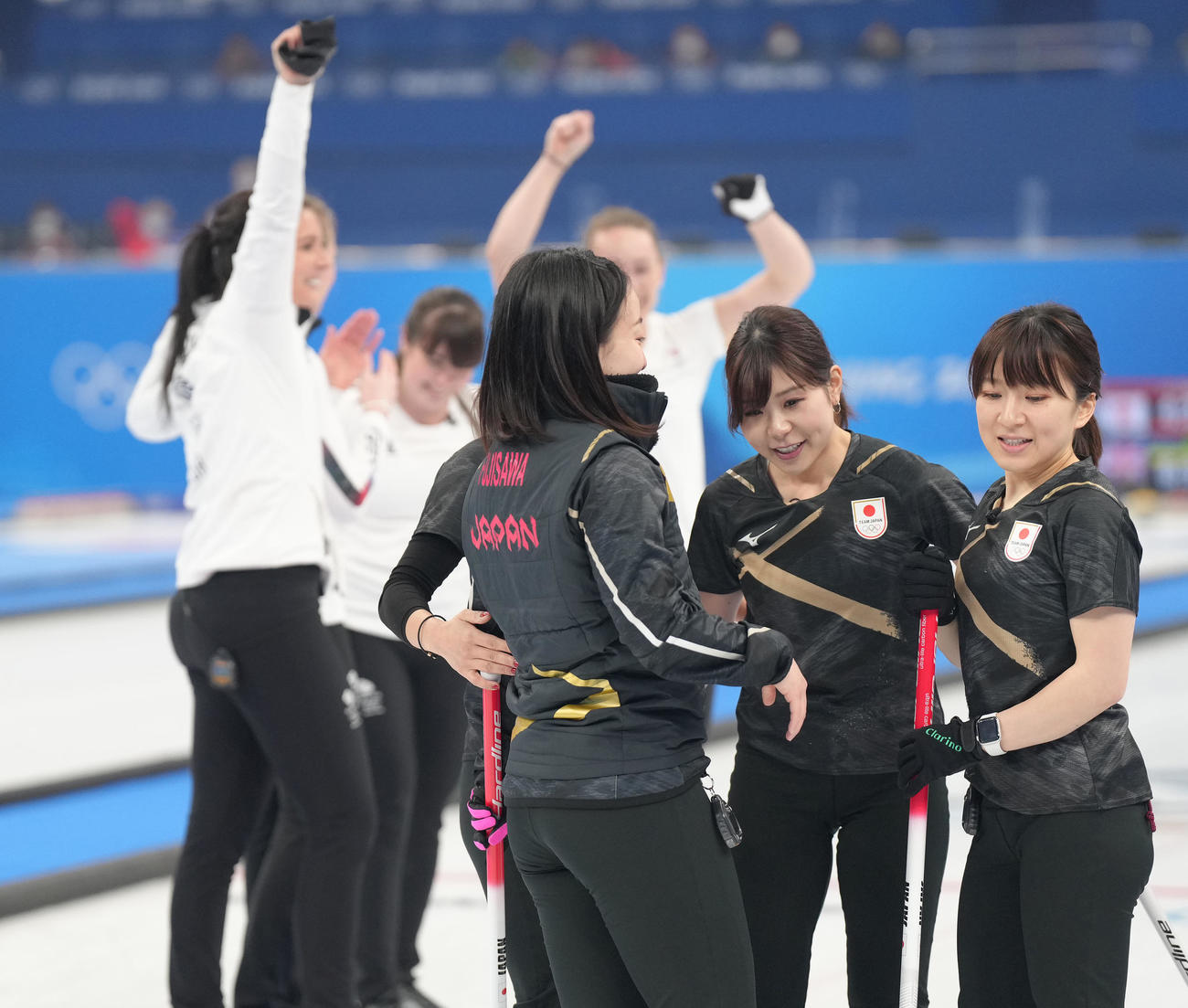 金メダルに喜ぶ英国の選手たちを背に肩を落とすロコ・ソラーレの選手たち（撮影・菅敏）
