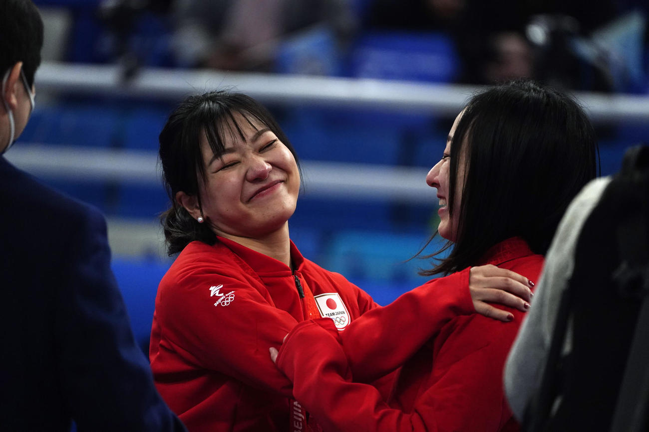 笑顔をみせる吉田知那美（左）と藤沢五月（AP）