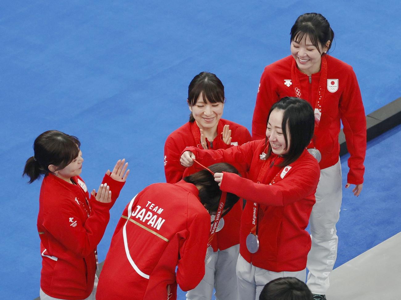石崎琴美にメダルをかける藤沢五月（共同）