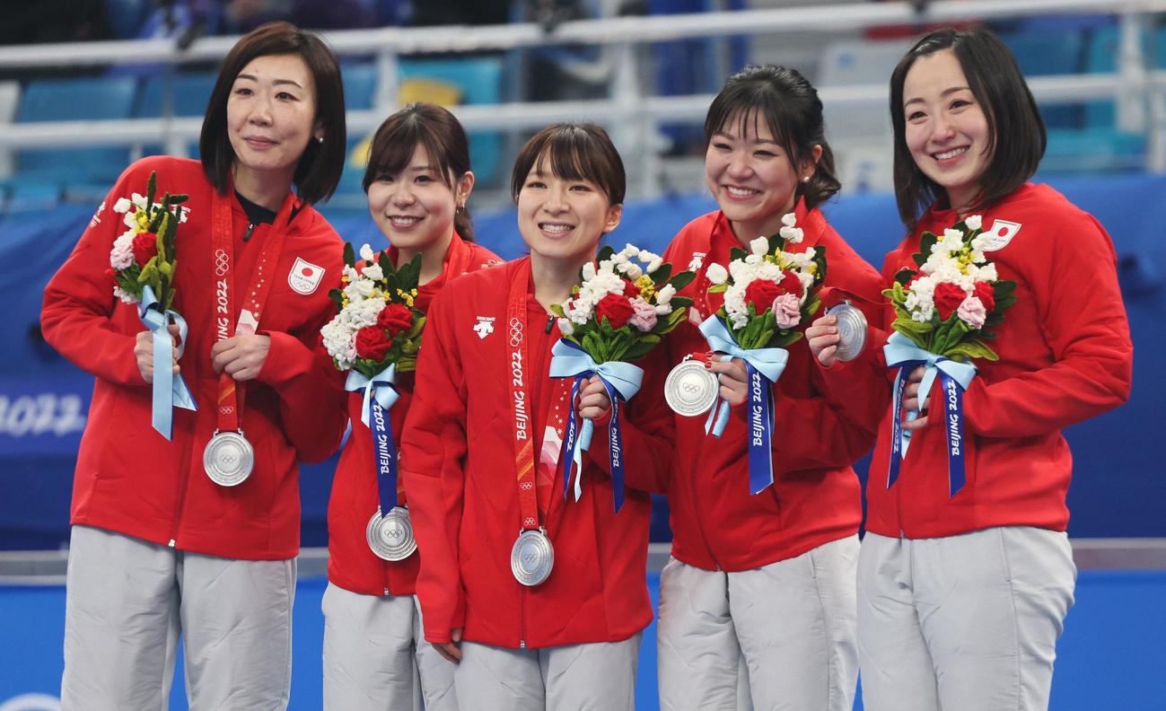 銀メダルをかけたロコ・ソラーレの選手たち。左から石崎琴美、吉田夕梨花、鈴木夕湖、吉田知那美、藤沢五月（ロイター）