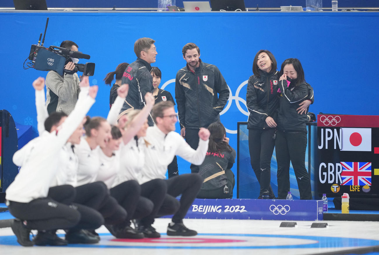 金メダルに喜ぶ英国の選手たちを前に涙を流す藤沢五月（右端）（撮影・菅敏）