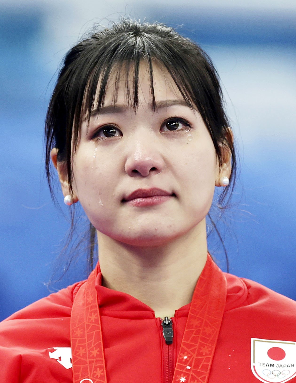 カーリング女子で銀メダルとなり、表彰式で涙を流す吉田知（代表撮影・共同）