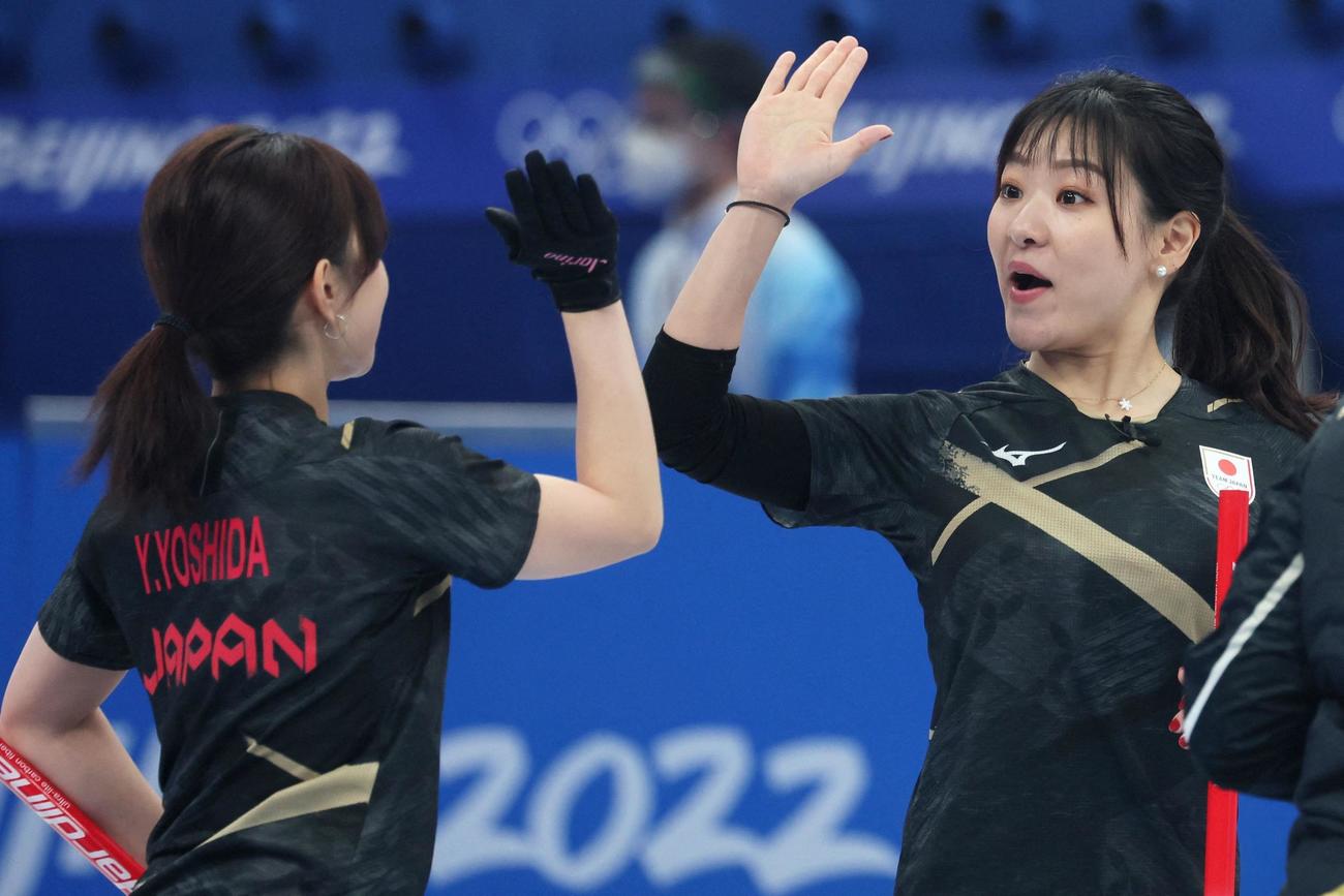 吉田夕梨花とタッチを交わす吉田知那美（ロイター）