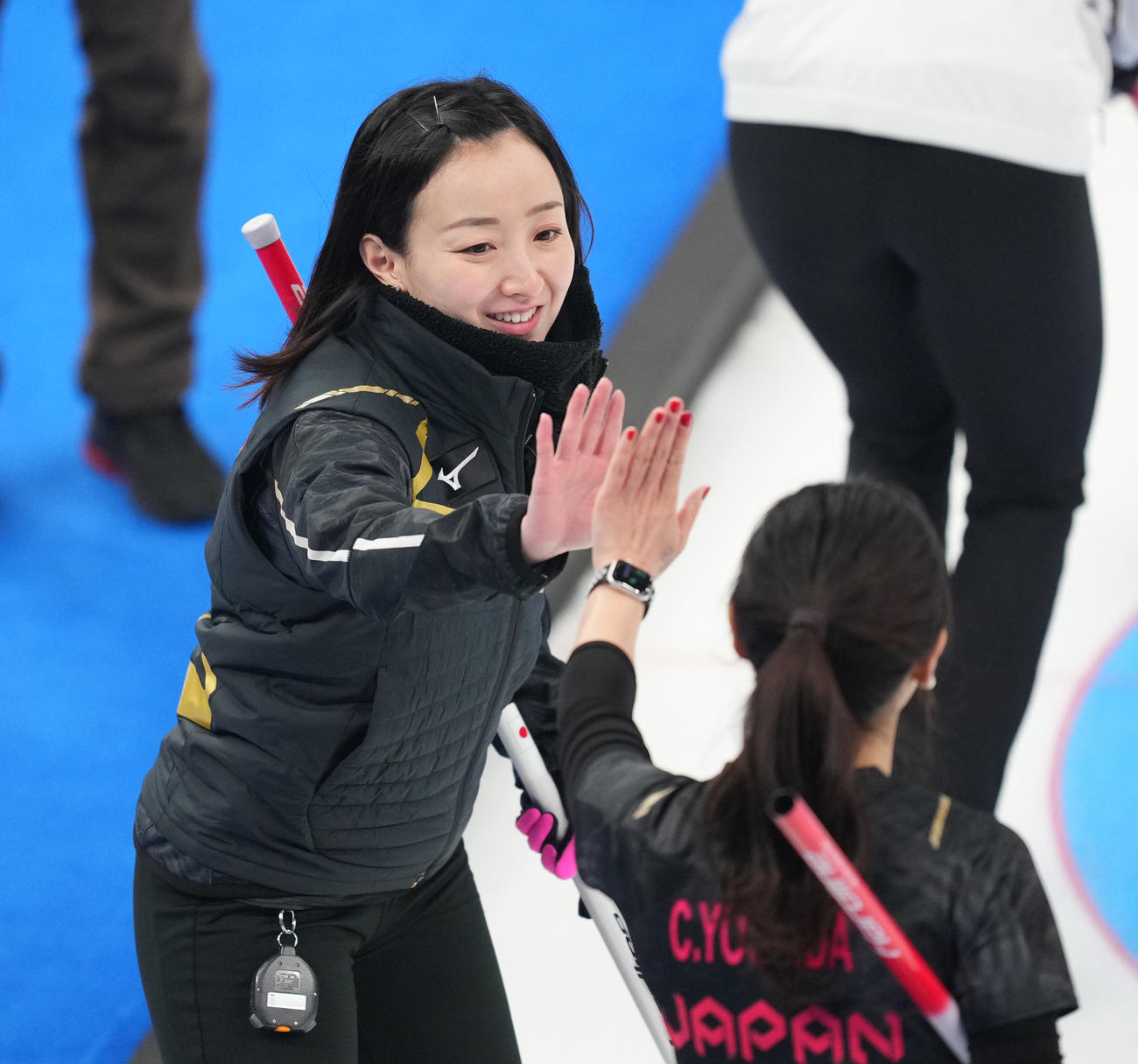 本対英国　第2エンド、ストーンを投じ、吉田知（右）とタッチをする藤（撮影・菅敏）